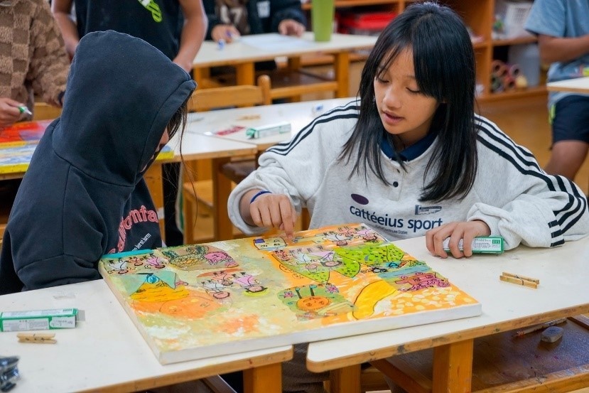 以「跨域玩創藝」做全校性主題式課程，加強觀察力的展現、強調多彩顏料的應用，進而嘗試各式顏料技法的作品